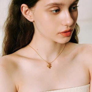 Serie 'Ode alla Libertà': Collana con Ciondolo Miniatura di Stella, Luna e Colomba in Oro 18k Stile Greco Antico - Product Image 5