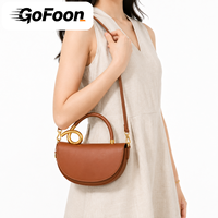 Sac demi-lune minimaliste marron beige avec poignée torsadée dorée, sacoche chic en cuir PU pour femme
