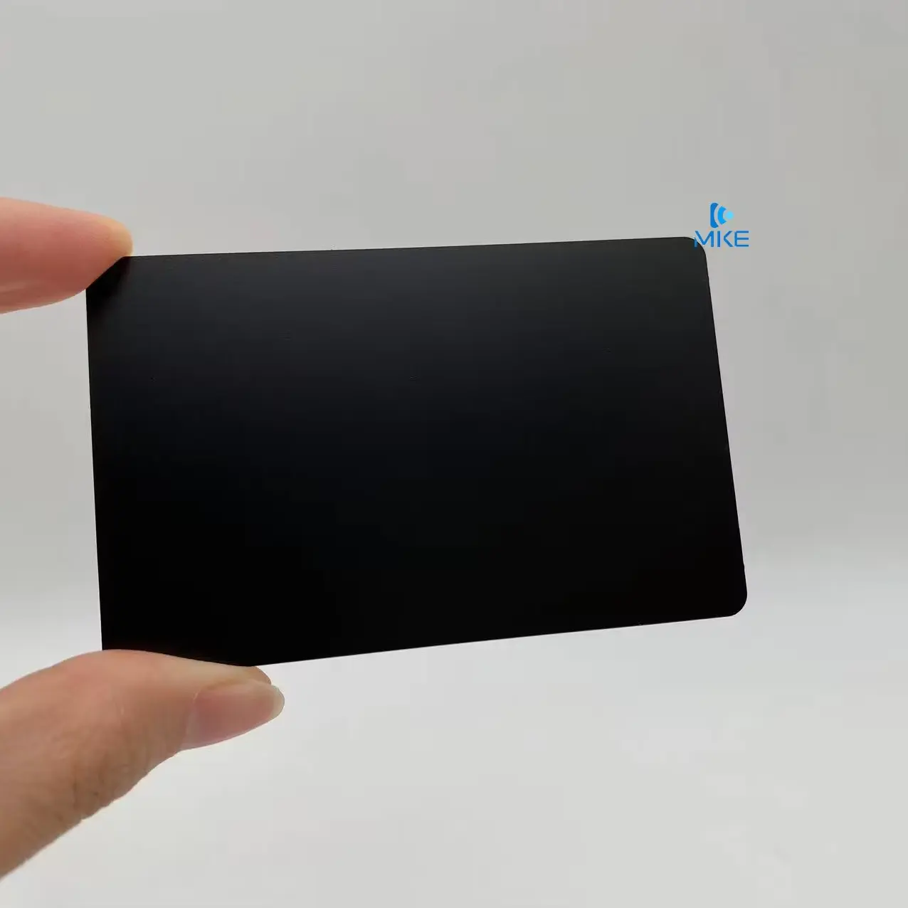 Bakır iş boş siyah oyulmuş altın gravür metal etiket kartı adı kart metal kartları gösterir