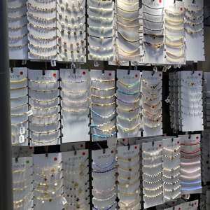 กำไลข้อมือชุบทองขายส่ง กำไลข้อมือสแตนเลสชุบทองแบบกำหนดเอง 316L 18K PVD เครื่องประดับกันน้ำสำหรับผู้หญิง - Product Image 2