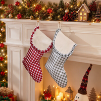Chaussette de Noël en toile à carreaux vichy rouge et blanc avec bordure à volants crème et revers rabattable pour la décoration de maison de campagne ou de maison de vacances