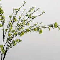Kunstgras met decoraties, kleine kunstbloemenbollen, sneeuwwilgen, veelkleurige lange bloemen takken, bloemstukken