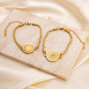 Bracelet à breloques tournesol en acier inoxydable plaqué or 18 carats, bijou unisexe, accessoire de mode - Product Image 1