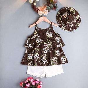 Traje para Niña Pequeña con Pantalones Cortos de Gasa Blanca, Sombrero Elegante y Camisa sin Mangas con Estampado Floral Pequeño - Product Image 2