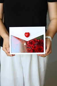La Scatola a Forma di Busta Contiene un Nuovo e Affascinante Set Regalo a Tema San Valentino Pieno di Dolci Parole e Rose. - Product Image 4
