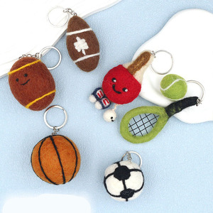 Ciondolo in feltro di lana fatto a mano a tema calcio, basket, tennis, rugby, ping pong, divertente e simpatico, da appendere alla borsa o come portachiavi - Product Image 3