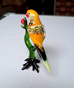 Figurine d'oiseau en verre soufflé à la main, perroquet orange et jaune sur branche verte avec baie rouge, artisanat décoratif à thème animal fait main - Product Image 4