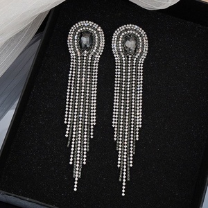 Boucles d'oreilles européennes et américaines tendance, boule entièrement sertie de diamants, cristal noir, plaqué argent, pompon exagéré, bijoux de mariage luxueux - Product Image 3