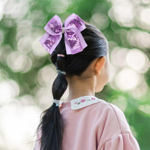 Accessoires de cheveux pour cheerleading : Pinces à cheveux élégantes faites à la main avec sequins carrés, nœuds de cheerleading couleur unie en queue d'hirondelle - Product Image 2