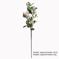 Le parfum de mille miles remplit les montagnes. la fleur artificielle est un article de décoration pour le salon