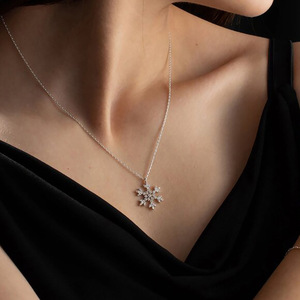 Collar con colgante de copo de nieve para mujer, cadena brillante con incrustaciones, joyería festiva de moda - Product Image 2