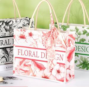 กระเป๋าผ้าแคนวาสพับได้แบบใช้ซ้ำได้ พิมพ์โลโก้แบรนด์ของตัวเองได้ ลายดอกไม้สีแดงสดใส สำหรับของชำร่วยงานแต่งงาน งานเทศกาล งานเฉลิมฉลอง - Product Image 1