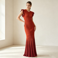 Robe longue en maille plissée dégradée pour femme, coupe ajustée, sans manches, col rond, design élégant 2026