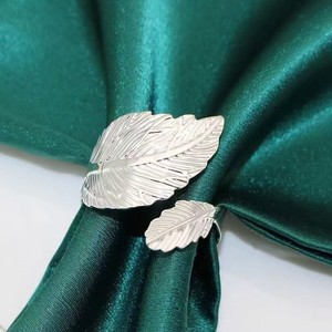 Anneaux de serviette en métal écologiques en gros, en forme de feuilles, pour la décoration de table de mariage, de fête ou de festival - Product Image 4
