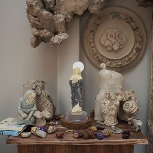 Estatua de regalo de arte cristiano-estatuilla de oración de <span class=keywords><strong>Santa</strong></span> <span class=keywords><strong>Rita</strong></span> escultura de poliresina de resina decoración del hogar recuerdo pintado modelo Navidad - Product Image 5