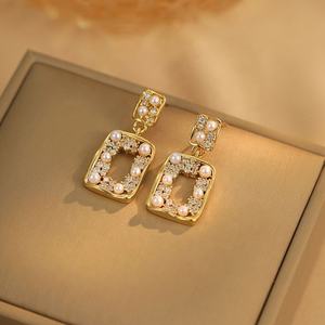 Pendientes de Aguja de Plata con Incrustaciones de Microperlas Doradas de Estilo Palacio Retro de Alta Gama para Mujer, Nuevos y Modernos - Product Image 1