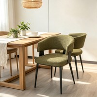 Chaise de salle à manger en bouclette vert mousse, dossier ouvert, accoudoirs incurvés, pieds en métal noir pour hôtel, restaurant, café, usage commercial