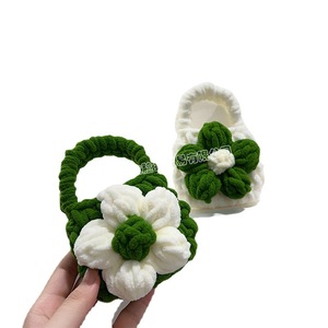 Estuche para Auriculares Dali Tejido a Crochet con Diseño de Camelia, Suave y Universal para AirPods Pro - Product Image 5