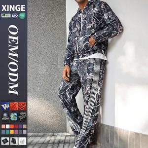 ชุดเซ็ต 2 ชิ้นลายใบไม้สไตล์สตรีทแฟชั่นขายส่ง ชุดลำลองสำหรับฤดูใบไม้ร่วง เสื้อฮู้ดซิปมีลายทาง กางเกงขายาวทรงหลวม - Product Image 1