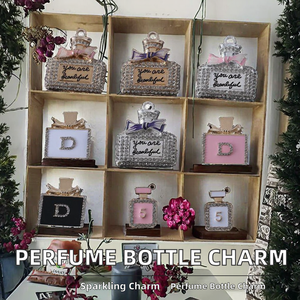 Vente en gros directe usine : Breloques en alliage et strass en forme <span class=keywords><strong>de</strong></span> flacon <span class=keywords><strong>de</strong></span> <span class=keywords><strong>parfum</strong></span>, plaqué or 18 carats, accessoire décoratif féminin pour sacs à main et téléphones - Product Image 2