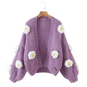 <span class=keywords><strong>Pull</strong></span> d'hiver cardigan chaud en acrylique 100% <span class=keywords><strong>fait</strong></span> à la <span class=keywords><strong>main</strong></span> personnalisé avec embellissements floraux de petites marguerites pour filles et dames - Product Image 1