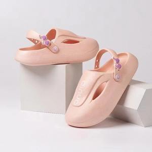 Zuecos Onuo para mujer, zapatos planos de verano de EVA negros, sandalias de playa cómodas con punta cerrada antideslizantes, talla 35-40 - Product Image 5