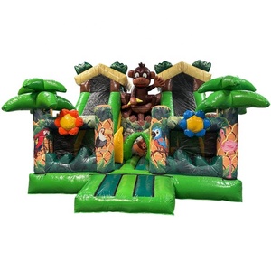 Château gonflable tropical 3D avec toboggan double, zone de saut et obstacles, contenant un perroquet, un flamant rose et un singe - Product Image 1