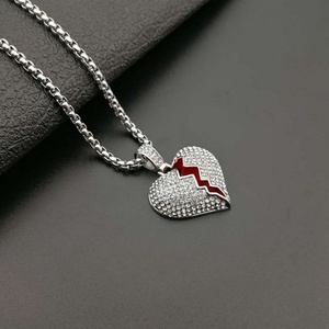 Collar con Colgante de Corazón Roto Pintado con Diamantes, en Acero Inoxidable Plateado, Superventas - Product Image 2