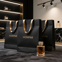 HONPAK Sacs en papier noir mat personnalisés de luxe Boutique Sacs de transport au détail avec feuille UV pour emballage de cadeaux/cosmétiques