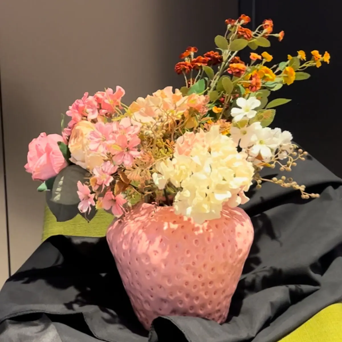 사용자 정의 창조적 인 현대적인 인테리어 디자인 장식 핑크 딸기 꽃병 실내 생생한 과일 모양 세라믹 꽃병