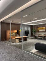 Cloison et porte en verre trempé sans cadre en aluminium moderne pour bureau et école, durable et écologique, certifiée CE