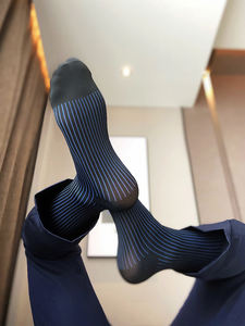 Jarretelles et tube droit pour hommes Chaussettes d'affaires formelles à rayures colorées à haute élasticité pour hommes Chaussettes universelles simples à tube haut - Product Image 2