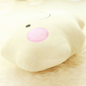 Coussin de siège en peluche en coton 100% avec un visage souriant kawaii, un nœud et un nuage - Product Image 5