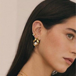 ต่างหูมุกทรงกลมสีทองประดับมุกสีขาว เหมาะสำหรับใส่ทุกวัน - Product Image 2