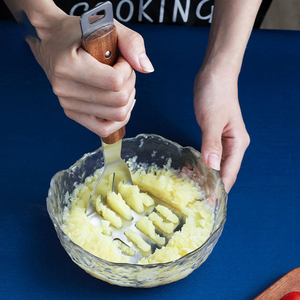 Vente en gros de gadgets de cuisine Syh319, éplucheur en acier inoxydable, écraseur de pommes de terre, multifonctionnel pour légumes et fruits, avec manche en bois - Product Image 4