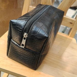 Bolsa de <span class=keywords><strong>Maquillaje</strong></span> de PU con Diseño de Cocodrilo Personalizada - Organizador de Cosméticos de Alta Gama, Resistente al Agua y Estructurado <span class=keywords><strong>para</strong></span> Productos de Cuidado de la Piel y Artículos de Aseo - Product Image 3