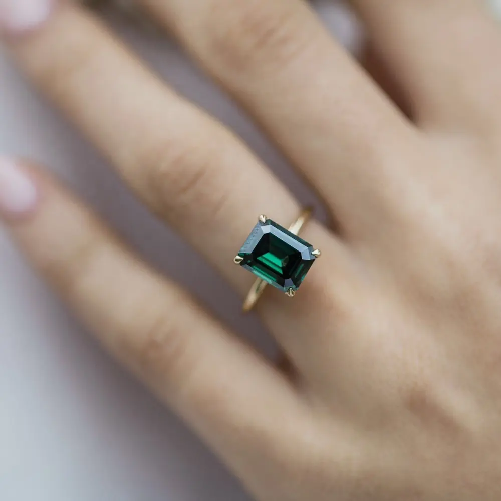 Gemas de lujo 4 quilates 8x10mm anillo de moissanita verde oscuro LAB diamante Esmeralda Centro piedra 18K oro amarillo anillo de bodas para dama