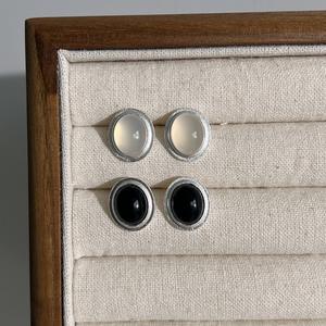 Boucles d'oreilles clous en argent pur S925 minimalistes haut de gamme avec agate noire ovale et jade blanc pour femmes, essentiels pour le quotidien et les trajets quotidiens - Product Image 3