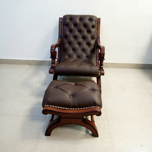 Sillón de Madera con Tapicería de Cuero Marrón Acolchado y Reposapiés a Juego para Sala de Estar de Lujo - Product Image 1