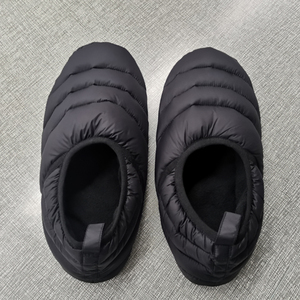 Chaussons matelassés ultra-légers pour hommes et femmes Bottes antidérapantes d'intérieur d'hiver Chaussons et chaussettes d'eau douce et chaude - Product Image 2