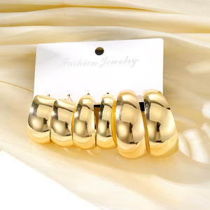 여성의 트렌디 한 골드 도금 펑크 합금 청키 큰 원형 귀걸이 세트 새로운 인기있는 중공 문 후프 귀걸이 - Product Image 4