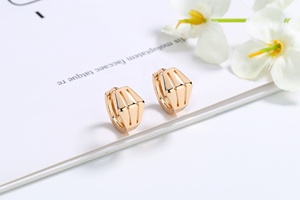 Pendientes de aro gruesos chapados en oro con rayas, joyería de latón hueca geométrica de moda para niños - Product Image 4