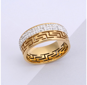 Bague en acier inoxydable plaqué or PVD avec design ajouré et strass pavés |   Cœur, Infini, Chiffres romains, Trèfle à quatre feuilles - Product Image 4