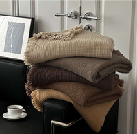 Couverture en mousseline de coton 100% tricotée sur mesure Meibaby à imprimé chat, moderne, quatre saisons, pour canapé et décoration intérieure, avec pompons, vente en gros