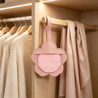 Pendentif diffuseur d'arômes créatif en cuir PU en forme de fleur, portable et durable, avec sangle de suspension pour voiture, placard et sac à main