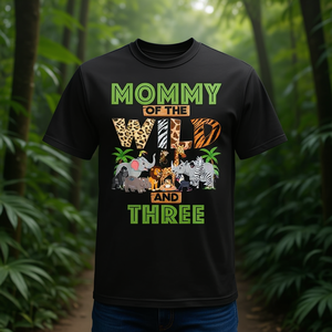 Camiseta Mommy Of The Wild And Three con temática de la selva y el safari del zoológico para el tercer cumpleaños - Product Image 3