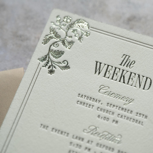 Invitations de mariage de luxe en papier vert velours et typographie, avec illustrations florales de jardin botanique, pour annoncer la date de l'événement - Product Image 3