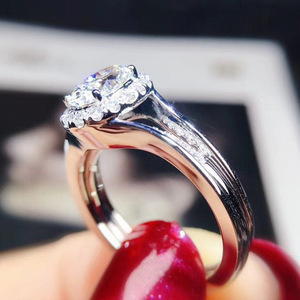 Anello da Donna F734 in Oro Bianco con Diamante Naturale Taglio Ovale, Colore D, Montatura Halo - Product Image 3