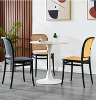 Chaises de salle à manger empilables en plastique, modernes et colorées, pour café, extérieur, parc et école - Vente en gros