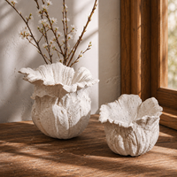 Bol en céramique blanc cassé avec bord festonné en forme de pétale, centre de table décoratif sculptural moucheté pour la décoration intérieure